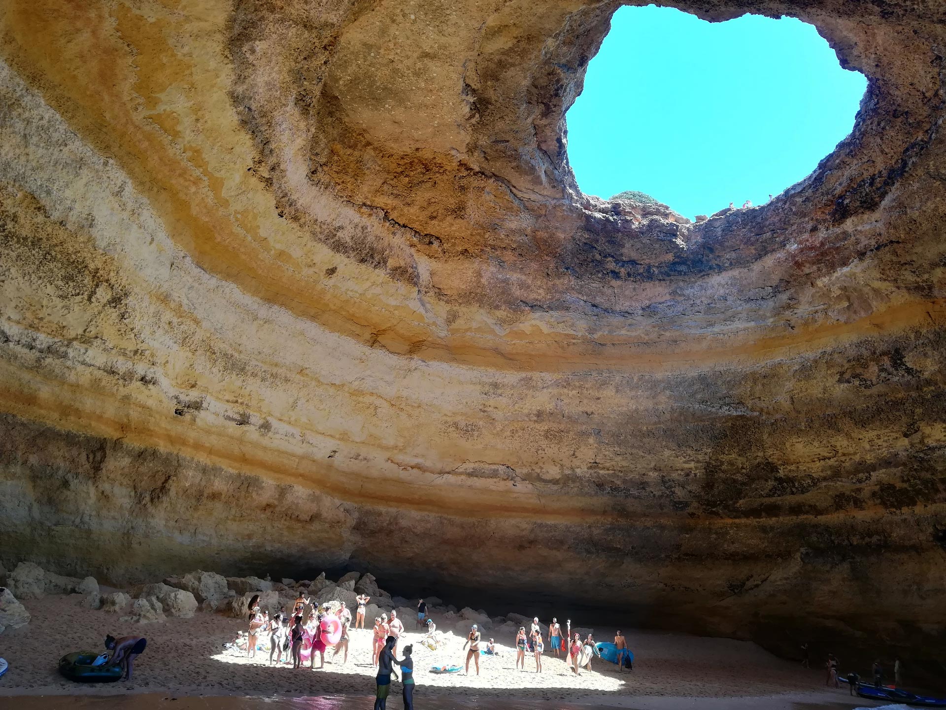 la famosa grotta di Benagil, ben visibikle il fascio di luce che entra dall'alto attraverso una grande voragine, Portimao, Portogallo