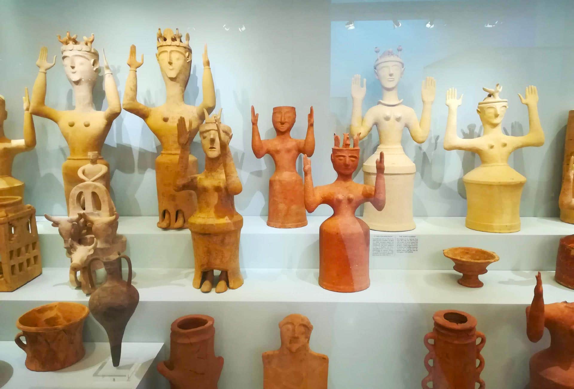 statuine decorative conservate all'interno del Museo di Heraklion, Creta, Grecia