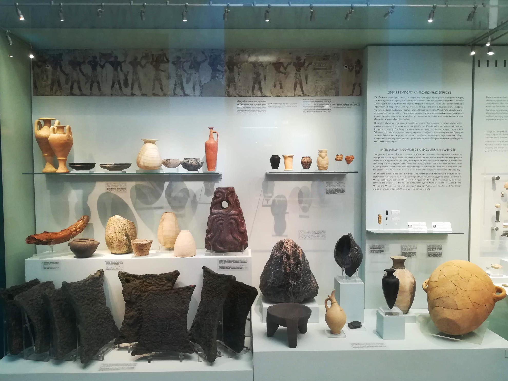 suppellettili e oggetti decorativi conservati all'interno del Museo di Heraklion, Creta, Grecia