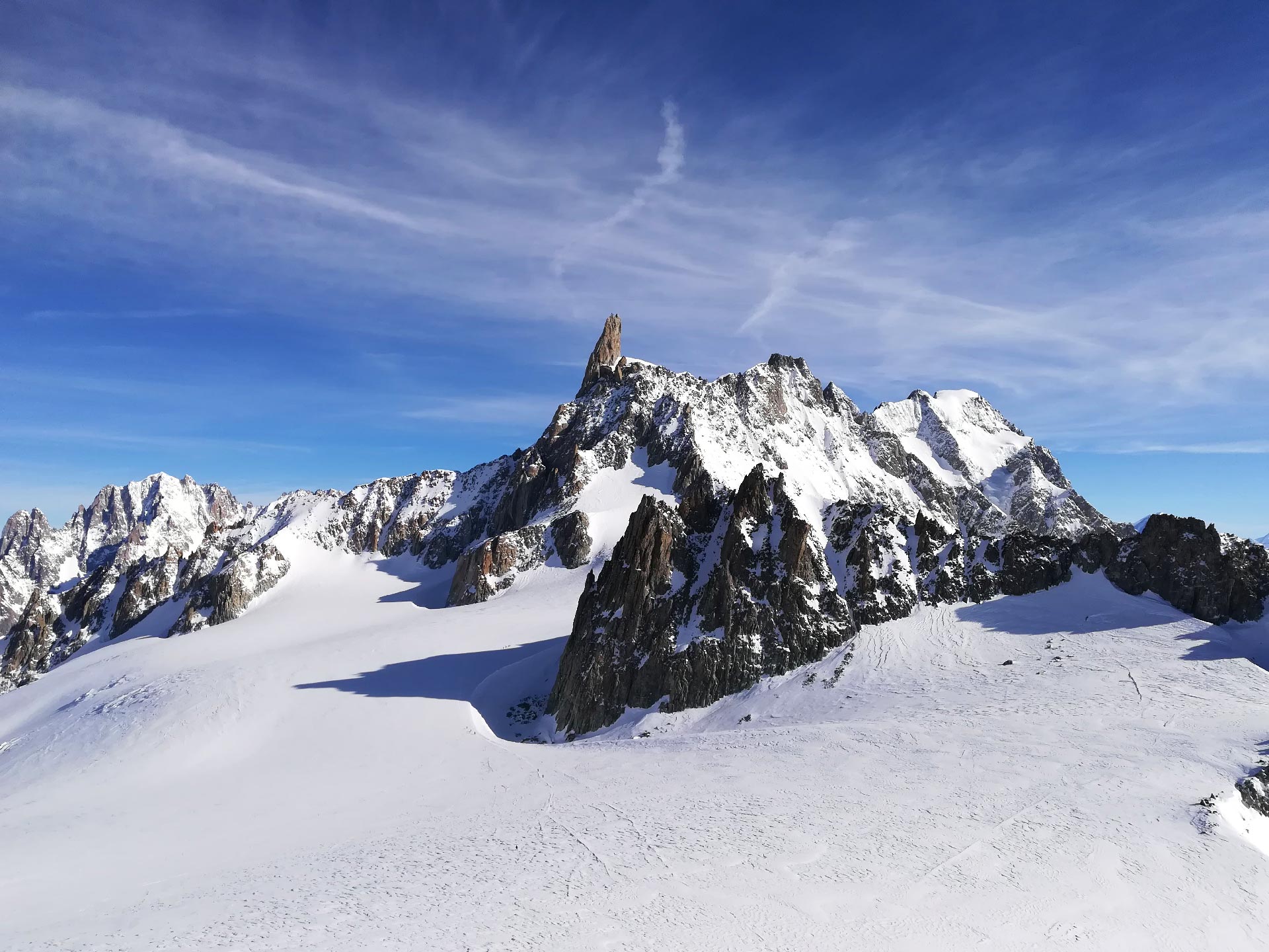 panorama sul Dente del Gigante dalla terrazza panoramica della stazione di Punta Helbronner, Courmayeur, Valle d'Aosta